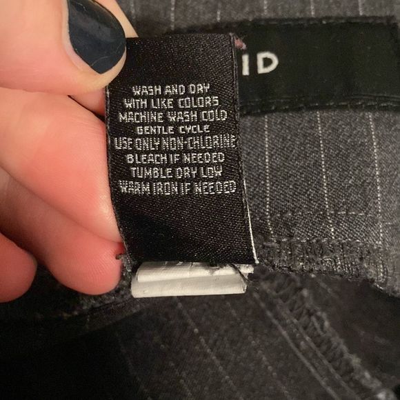 Torrid Gray with White Pinstripes Elastic Waist Capri Casual Pants Size 00 - Picture 7 of 7